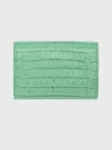 Billetera compacta Longchamp de cuero con textura de cocodrilo en color verde menta, con cierre de broche a presión y múltiples ranuras para tarjetas.