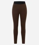 Pantalón tipo legging de corte ajustado al cuerpo, confeccionado en tejido Punto Roma con textura marcada. Presenta cintura elástica y bolsillos traseros.