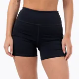 Short deportivo tipo biker de tiro alto, color negro, con bolsillos laterales y logo de la marca Merrell estampado en el lateral. Confeccionado en tejido técnico elástico con acabado suave al tacto y tecnología de secado rápido.