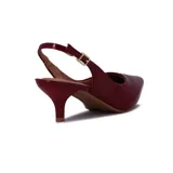 Zapato de salón Vizzano color nude, con punta fina, tacón kitten heel y tira trasera con hebilla.