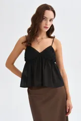 Musculosa blanca de lyocell, con tirantes finos regulables, escote en V y detalle de volados en el delantero, de diseño holgado.