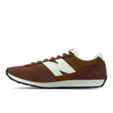 Championes urbanos New Balance modelo 471, color marrón con detalles en blanco. Confeccionados con una combinación de ante, cuero y malla transpirable, presentan un diseño inspirado en el running de los años 70 con entresuela de perfil bajo y suela de goma con patrón de espiga.