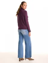 Polera de tejido fino, color rosado, con cuello alto, manga larga y detalle de tajo en los puños.