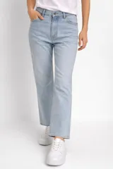 Pantalon jean de corte recto y tiro alto, con diseño cropped y cierre frontal con botón y cremallera.