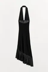 Vestido largo negro de mezcla de viscosa, con cuello halter, escote en pico, hombros descubiertos, tejido acanalado y bajo asimétrico con volados.
