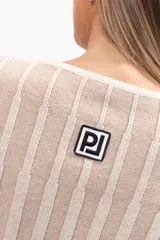 Buzo de punto al cuerpo con diseño de rayas verticales en relieve, cuello redondo y mangas largas con terminación acampanada.