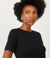 Blusa básica color mostaza, con escote redondo y manga corta.