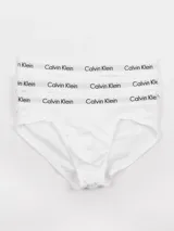 Pack de tres slips Calvin Klein de tiro medio, corte hip brief, confeccionados en algodón elástico con tecnología que elimina la humedad. Presentan cinturillas elásticas blancas con el logo de la marca repetido en negro.