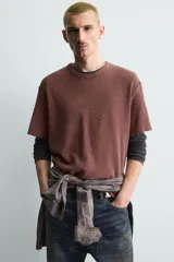 Camiseta de punto relaxed fit de algodón color bordó con efecto lavado, cuello redondo y manga corta.