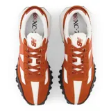 Championes New Balance modelo XC-72, color naranja y blanco, con suela de goma negra con textura.