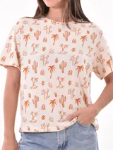 Remera blanca con estampado animal print en negro, de corte recto y mangas cortas.