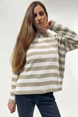 Sweater tejido a rayas horizontales color visón y blanco, con cuello alto y mangas largas. Diseñado y hecho en Uruguay.