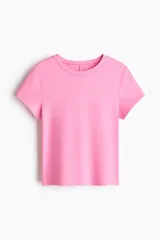 Remera deportiva corta de manga corta y cuello redondo, confeccionada en tejido funcional suave con tecnología DryMove.