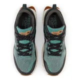 Championes de trail running New Balance Hierro V7, color verde con detalles en negro y suela Vibram.