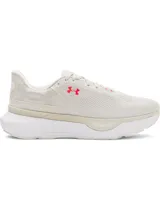 Championes de running Under Armour Infinite Pro 2, color beige con detalles en blanco y logo en color naranja neón. Presentan una parte superior de malla transpirable, diseño de talón estabilizador y entresuela con tecnología de amortiguación UA HOVR+ para mayor retorno de energía.