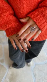 Anillo de acero con diseño en espiral.