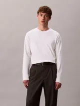 Remera de manga larga Calvin Klein confeccionada en algodón con tejido interlock. Presenta cuello redondo y un sutil logo de la marca bordado en el pecho.