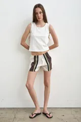 Short color crudo de tiro bajo, con pretina elástica y detalles laterales en marrón y verde militar.