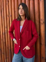 Blazer rojo de algodón, con solapas, dos botones dorados en el frente y puños con botones dorados.