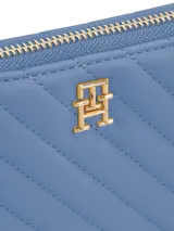 Billetera Tommy Hilfiger azul acolchada con cierre de cremallera, múltiples ranuras interiores para tarjetas y bolsillo interior con cremallera para monedas.