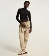 Remera blanca de algodón con cuello alto y mangas largas. Diseño ajustado al cuerpo y textura acanalada.