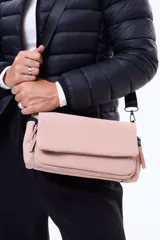 Bandolera de diseño funcional con cierre superior y tapa frontal. Cuenta con dos bolsillos laterales con cierre y un bolsillo frontal. Incluye una correa larga ajustable y desmontable.