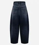 Pantalón de jean corte barrel con cintura media, trabillas para cinturón, bolsillos delanteros y traseros, cierre tradicional y detalle de recorte transversal en los laterales.