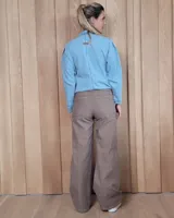 Pantalón de jean estilo wide leg con costuras verticales frontales, tiro alto y bolsillos laterales.