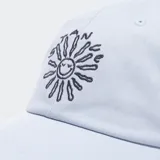 Gorra azul de algodón con logo de la marca bordado en verde en el frente.