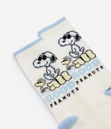 Medias de caña larga color blanco con estampa de Snoopy, puntera, talón y ribete celeste con detalle amarillo.