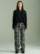 Camisa negra de algodón con mangas largas, cuello camisero y detalles de ribetes estampados a cuadros en los hombros, puños y aberturas de botones.