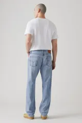 Jean celeste de corte recto relajado, tiro medio, con cinco bolsillos y cierre de cremallera.