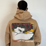 Canguro oversize con efecto de lavado ácido en color gris oscuro. Presenta capucha con cordones ajustables, bolsillo frontal tipo canguro y un pequeño estampado circular en el pecho.