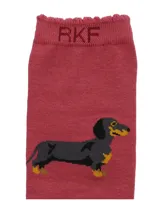 Medias de caña media color bordó con estampado de perro salchicha y detalle de borde superior festoneado.