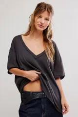 Remera de algodón celeste, de corte oversize con escote en V amplio y mangas cortas caídas.
