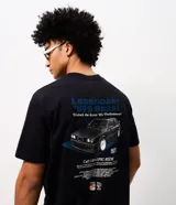 Remera negra de algodón con cuello redondo, manga corta y calce cómodo. Presenta una gran estampa en la espalda de inspiración automotiva retro con el texto "Legendary 80s Beast" y la ilustración de un auto clásico.