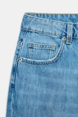 Jeans de tiro alto, color beige claro, con pierna ancha y cinco bolsillos.