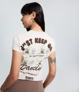 Remera new t-shirt de algodón color crema, con estampado en la espalda de Snoopy y Charlie Brown bailando, y la frase "Just Keep On Dancing" y "The Snoopy Dance".
