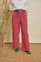 Pantalón de pana fina color bordó, de pierna ancha, con elástico en la cintura y bolsillos laterales. Incluye un cinturón de cuero marrón.