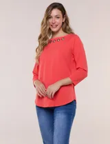 Remera blanca de algodón con elastano, de corte semi holgado, escote bote con ojalillos metálicos frontales, mangas tres cuartos raglán y ruedo asimétrico curvado.