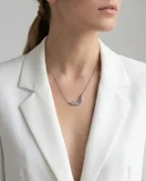 Collar de acero con dije asimétrico compuesto por líneas curvas y pequeñas circonias engastadas.