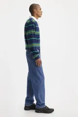 Jean de corte holgado y pierna recta, con diseño de cinco bolsillos y cierre de bragueta. Presenta un lavado azul clásico y un ajuste que se sitúa debajo de la cintura.