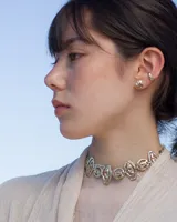 Aros abridores dorados de diseño amorfo y orgánico, hechos a mano en metal noble, con pernos y cierres de plata 925. Se venden en par con piezas asimétricas de distinto tamaño.