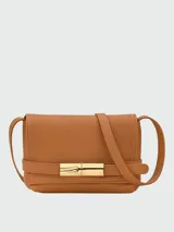 Cartera cruzada Longchamp modelo Le Smart Flow S, confeccionada en cuero texturizado negro, con solapa frontal y cierre metálico dorado. Cuenta con correa fina ajustable para llevar al hombro o cruzada.