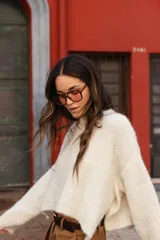 Buzo tejido en mohair de corte crop, con cuello redondo, mangas largas y tajos laterales en el ruedo.