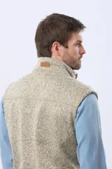 Chaleco de felpa en color azul, con cierre frontal completo, cuello alto y bolsillo vertical en el pecho.