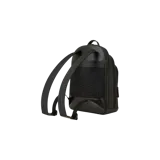 Mochila Montblanc negra de cuero con textura geométrica en relieve, cierre superior con doble cremallera, bolsillo frontal con cierre y pequeño logo circular de la marca.
