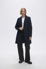 Tapado de corte sastrero en color azul marino, con solapas clásicas, cierre frontal de un botón y bolsillos laterales ocultos.