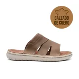 Sandalia casual de cuero color marrón con costuras reforzadas, suela de goma y plantilla acolchada.