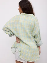 Camisa oversize a cuadros en tonos verde claro y amarillo, de manga larga con puños vueltos y dobladillo redondeado.